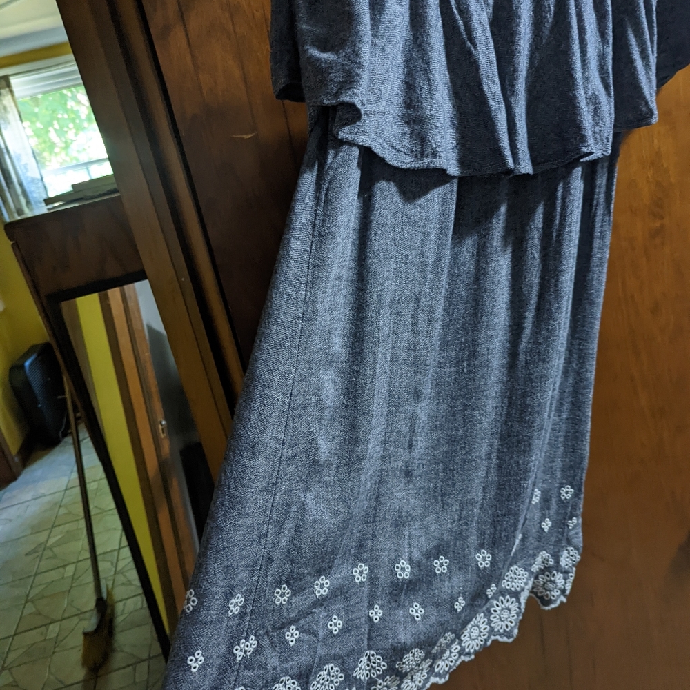Strapless dress with embroidered flowers